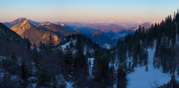 Zwick, Martin 아티스트의 View towards Karwendel Mountains-Mt-Jochberg and Mt-Benediktenwand-View from Mt-Herzogstand near la작품입니다.